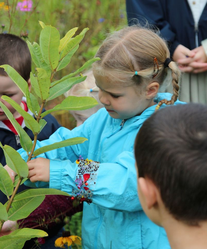 Children making nature bracelets