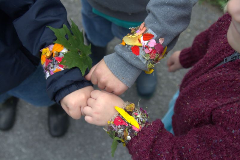 Children making nature bracelets