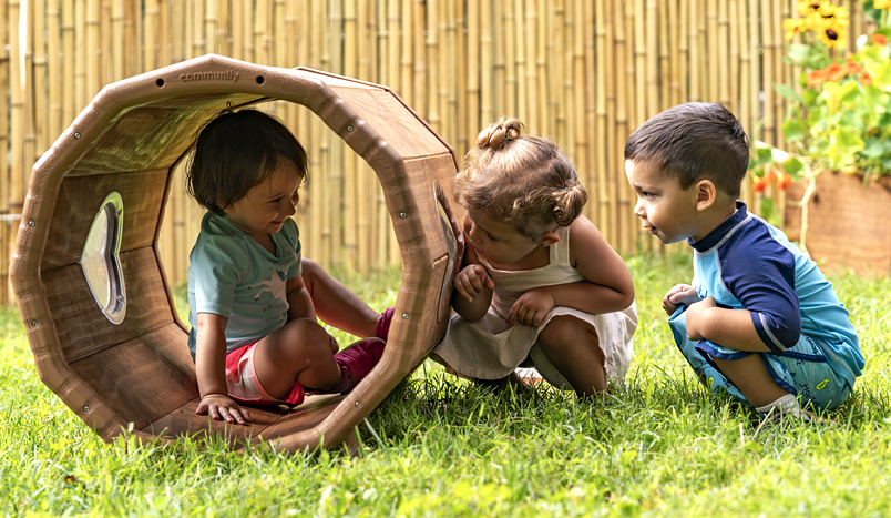 Children playing with an Outlast tunnel
