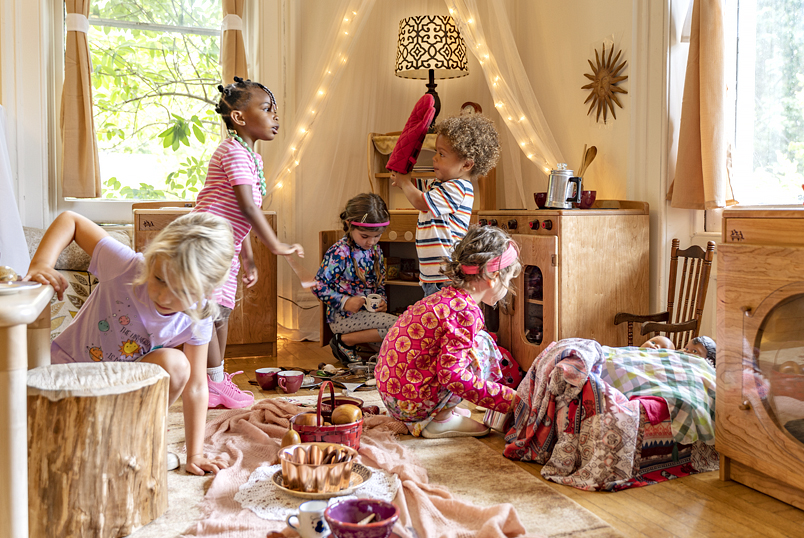 Children playing in a dramatic play corner