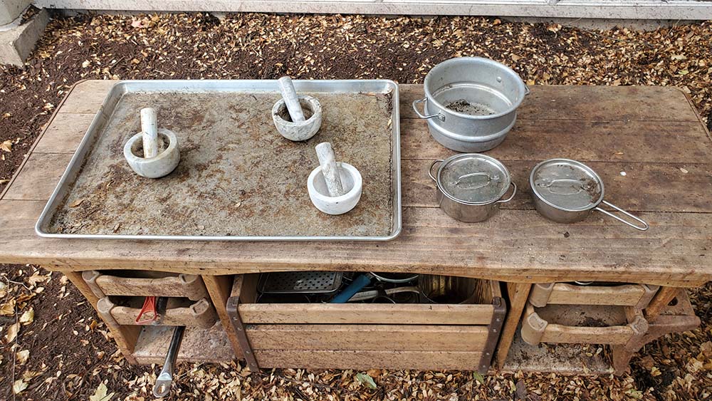 Outlast Kitchen Counter with accessories