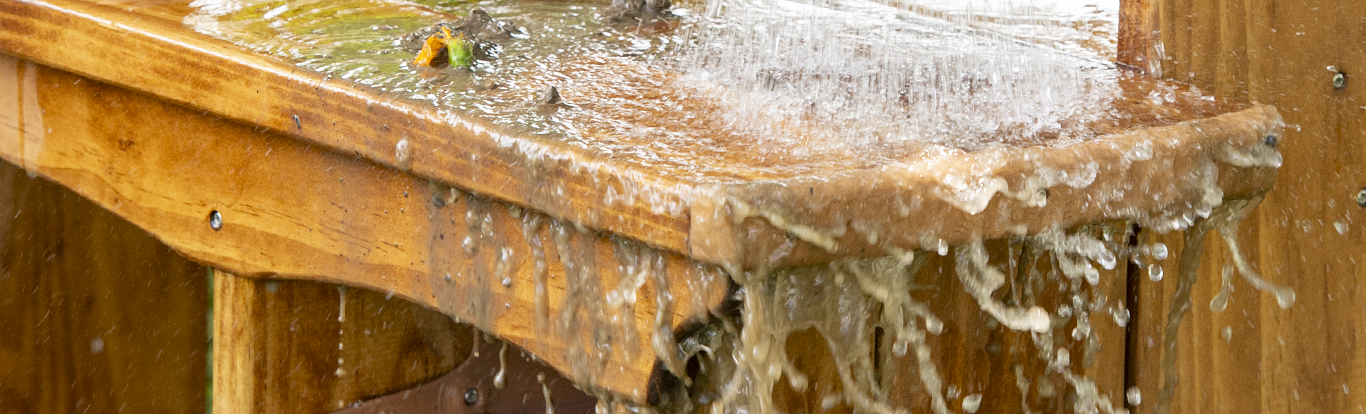 Outlast classic kitchen table with water