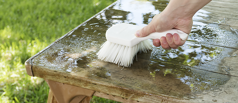 Scrubbing an Outlast table